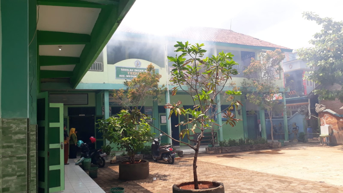 Penyemprotan nyamuk Demam Berdarah di wilayah SD