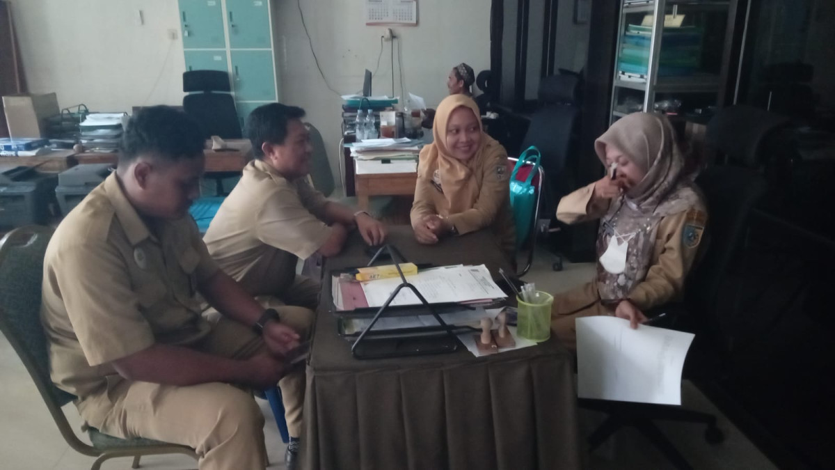 Pemberian kartu anak secara simbolis oleh duk capil