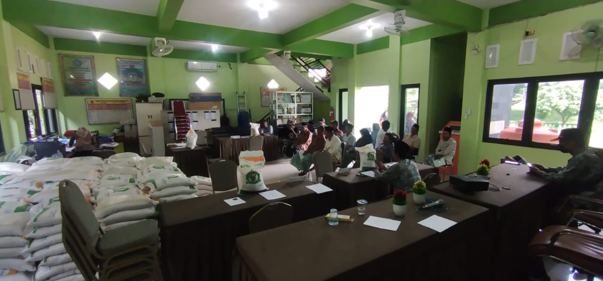 Pembagian bantuan non tunai ( beras )