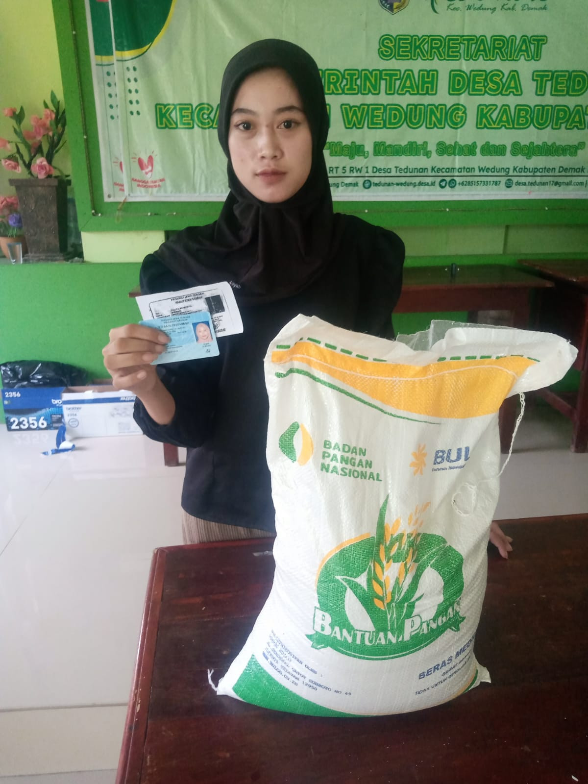 pemberian bantuan sembako beras