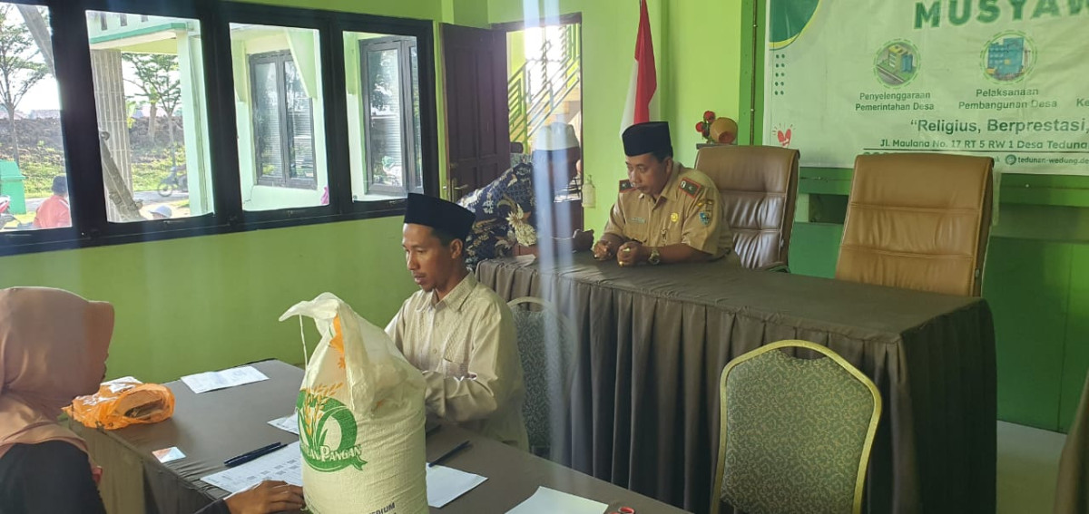 Pembagian beras kepada Masyarakat