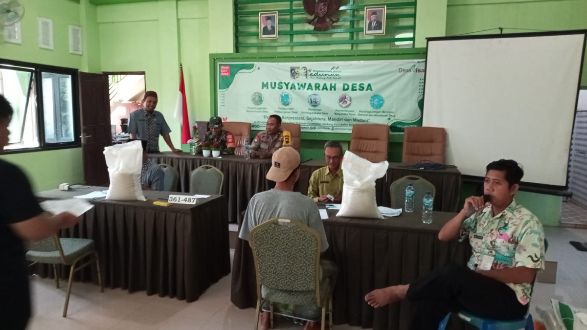 Pembagian beras kepada Masyarakat