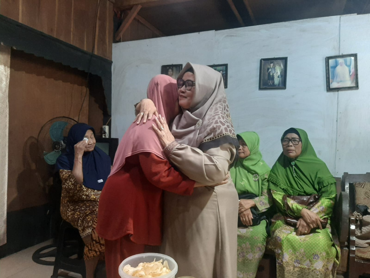 Pemberian Bantuan Bencana Alam di desa Tlompakan oleh Ancap dari Ibu- ibu Pengurus Muslimat Ancap kecamatan Tuntang