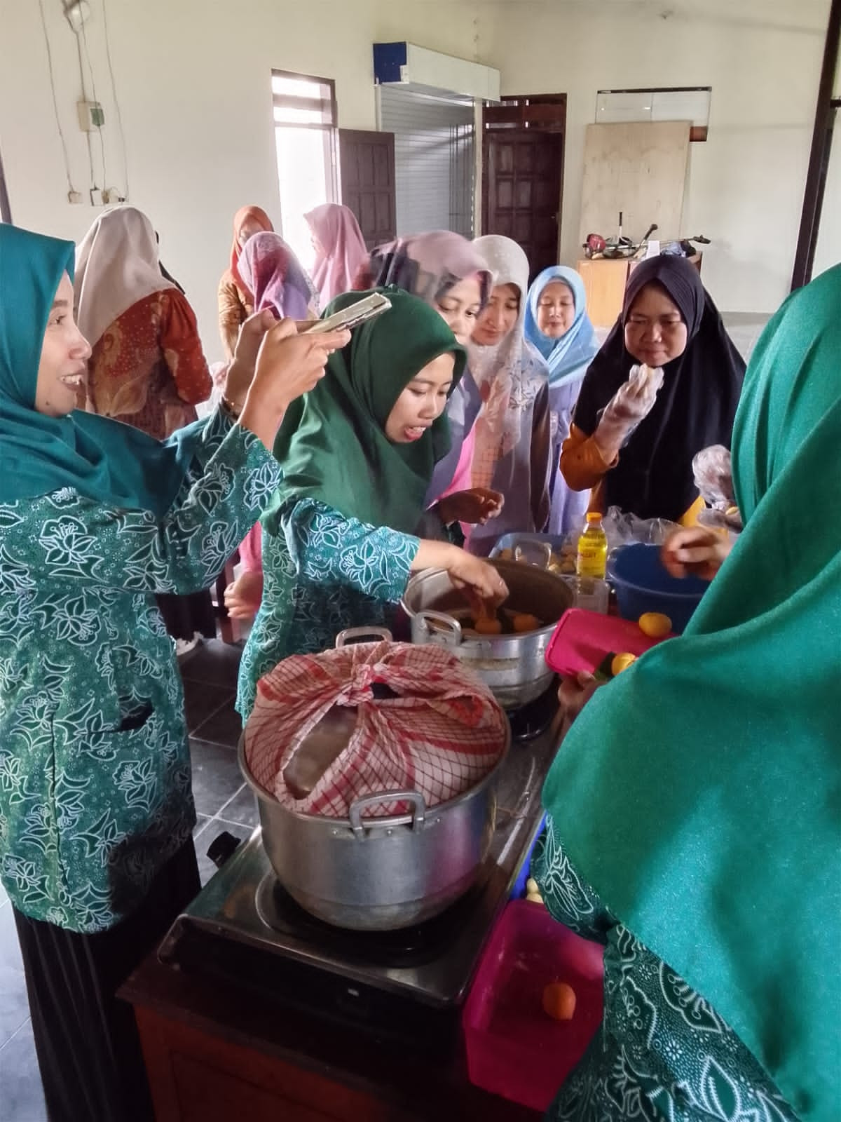 Pelatihan Pengolahan Makanan Tradisional Berbahan Dasar Ubi Ungu