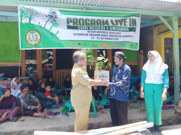 penyerahan bantuan bibit dari SMA N 1 Ungaran