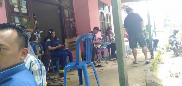 sambil menunggu antrian, pemilih dihibur live music lokal