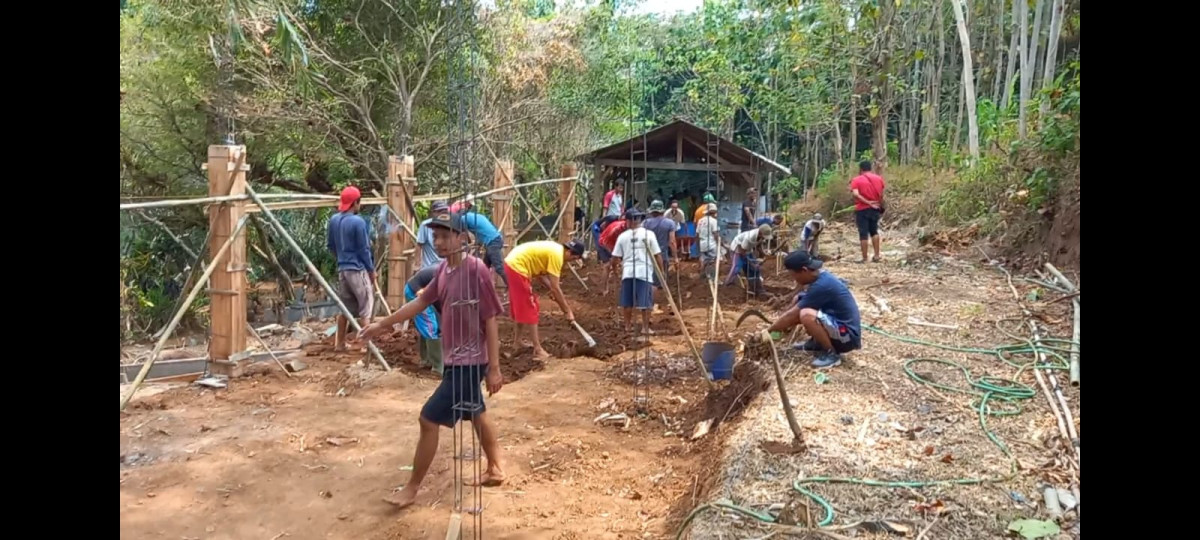 Kerja bakti membangun rumah sadranan makam si warung