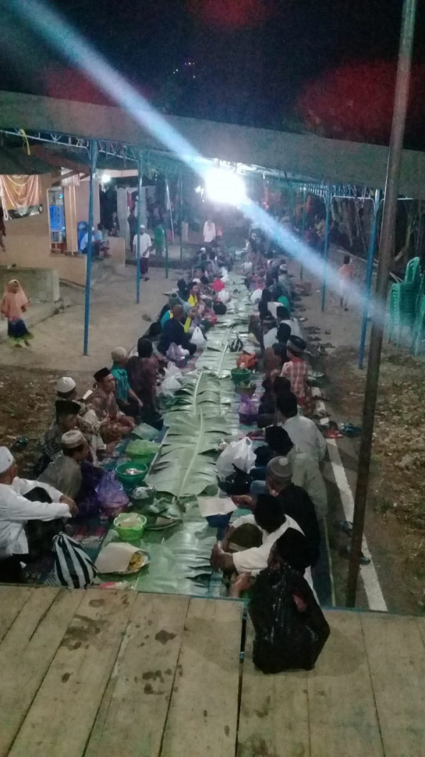 Kumpul bersama warga dusun kalongan melaksanakan sedekah dusun