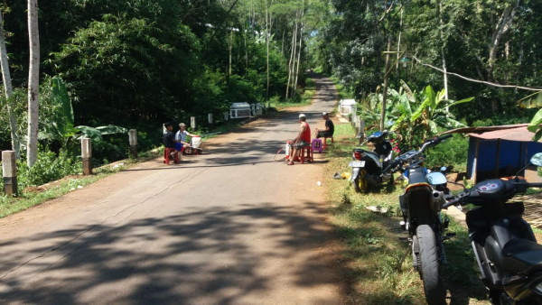 PIK Remaja Saat melaksanakan penjagaan jalan masuk Desa Klepu