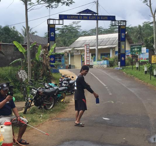 Suasana di depan Gapura Kampung KB