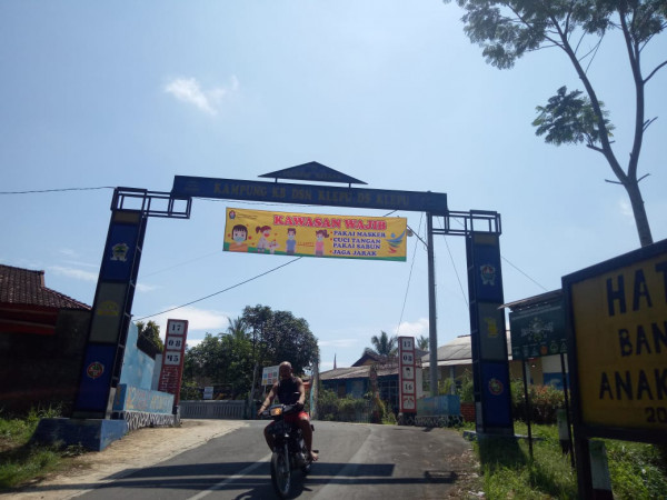 Pemasangan banner di Gapura Kampung KB ARTIS 