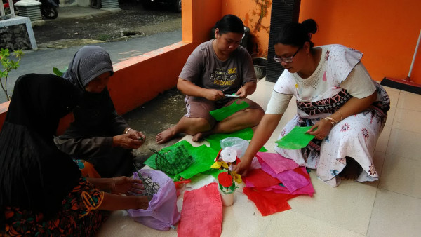 Proses pembuatan bunga dari plastik bekas