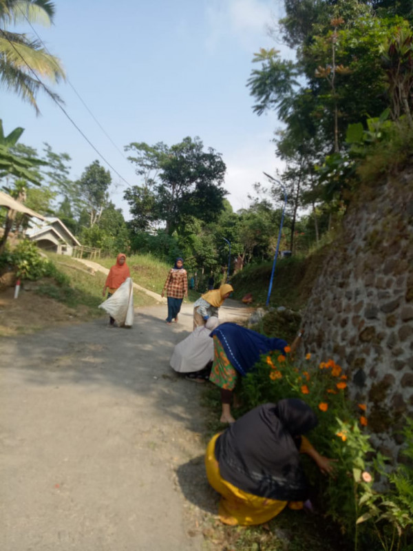 Bersih-bersih Kampung KB Berkah mandiri Desa Gunung Jati Kec.Bojong kab.Tegal