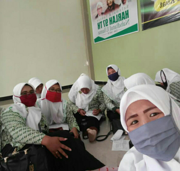 Sedang menunggu antrian Donor darah 