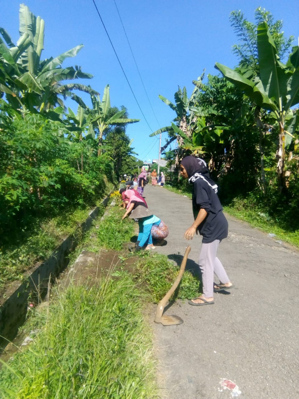 Bersih-bersih Di wilayah kampung KB