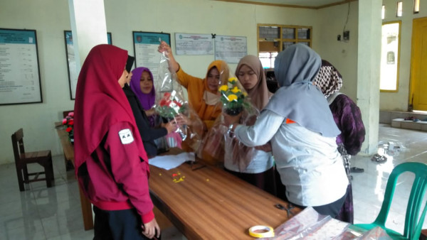 PELATIHAN DAUR ULANG BAHAN BEKAS 