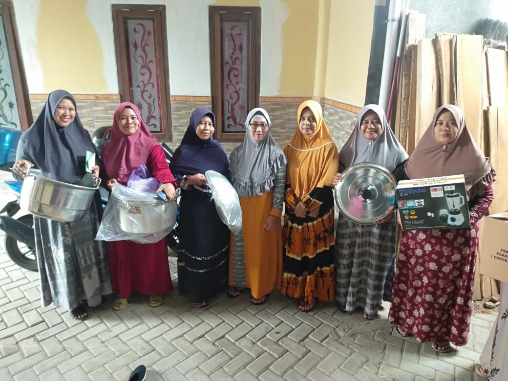 Bantuan Home use ( alat rumah tangga) dari OPD KB untuk kegiatan Dapur Sehat Atasi Stunting ( Dashat) di Kampung KB