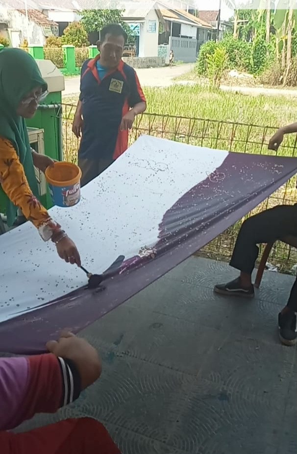 Kegiatan inklusif Pelatihan batik ciprat oleh anggota difabel Desa jatimulya