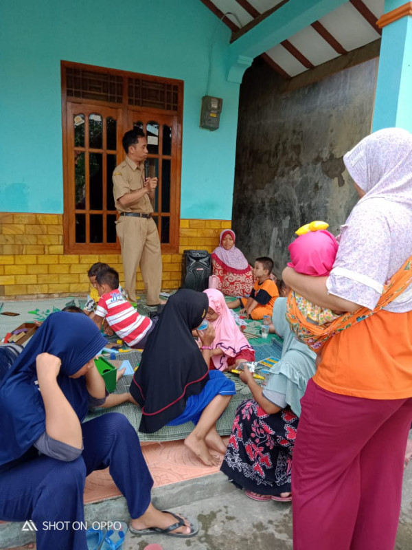 Penyuluh KB sedag memberikan materi tentang keluarga berkwalitas