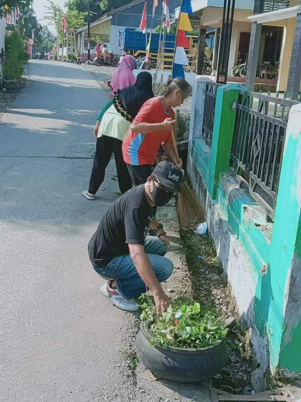 Kerja Bakti di Lingkungan Kampung KB