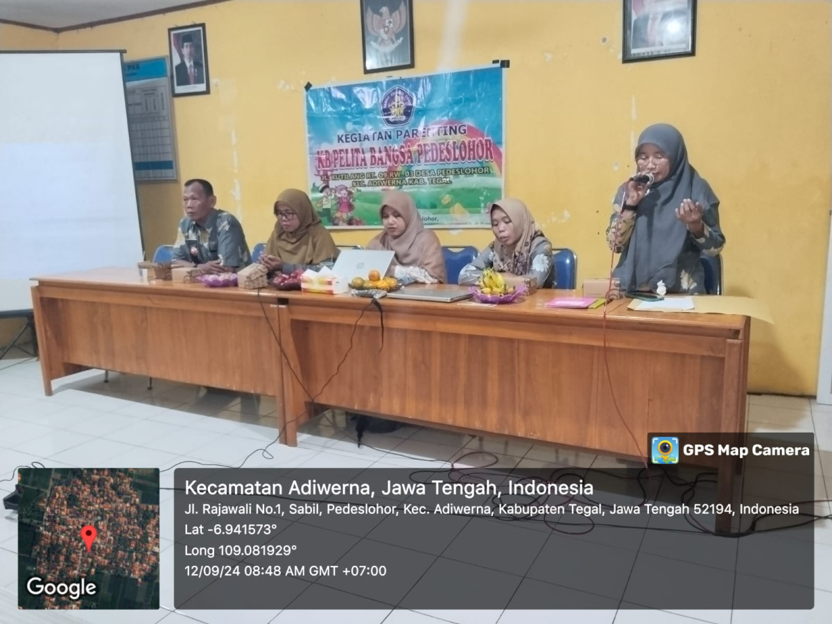 ibu Ismiati dari Dians P&K Kecamatan Adiwerna sedang menyampaiakn materi