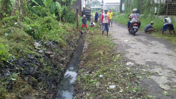 kerja bakti menjaga lingkungan yang bersih dan sehat