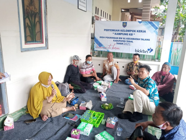 ibu koordinator pkb kecamatan talang sekaligus pembina desa pekiringan