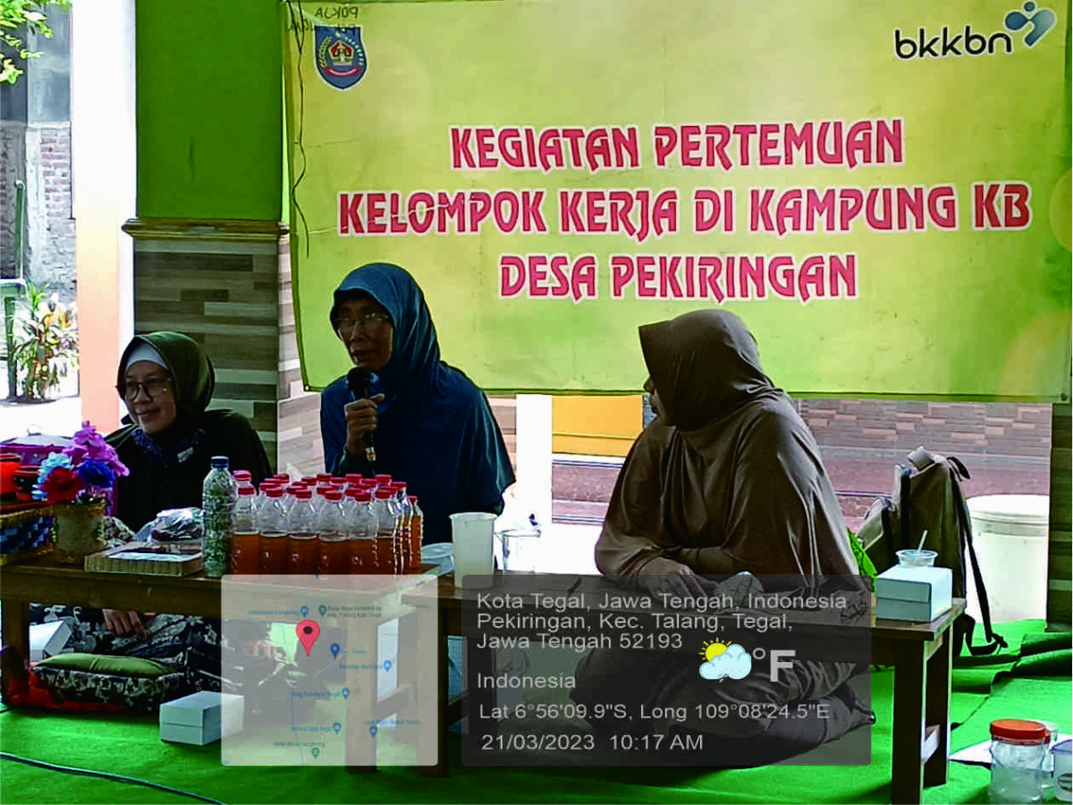 Pengurus Rumah Sampah Gawe Bungah  memberikan penjelasan tentang Eco-Enzyme