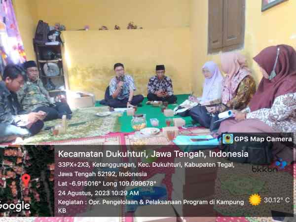 Membahas bersama rencana kegiatan dengan desa