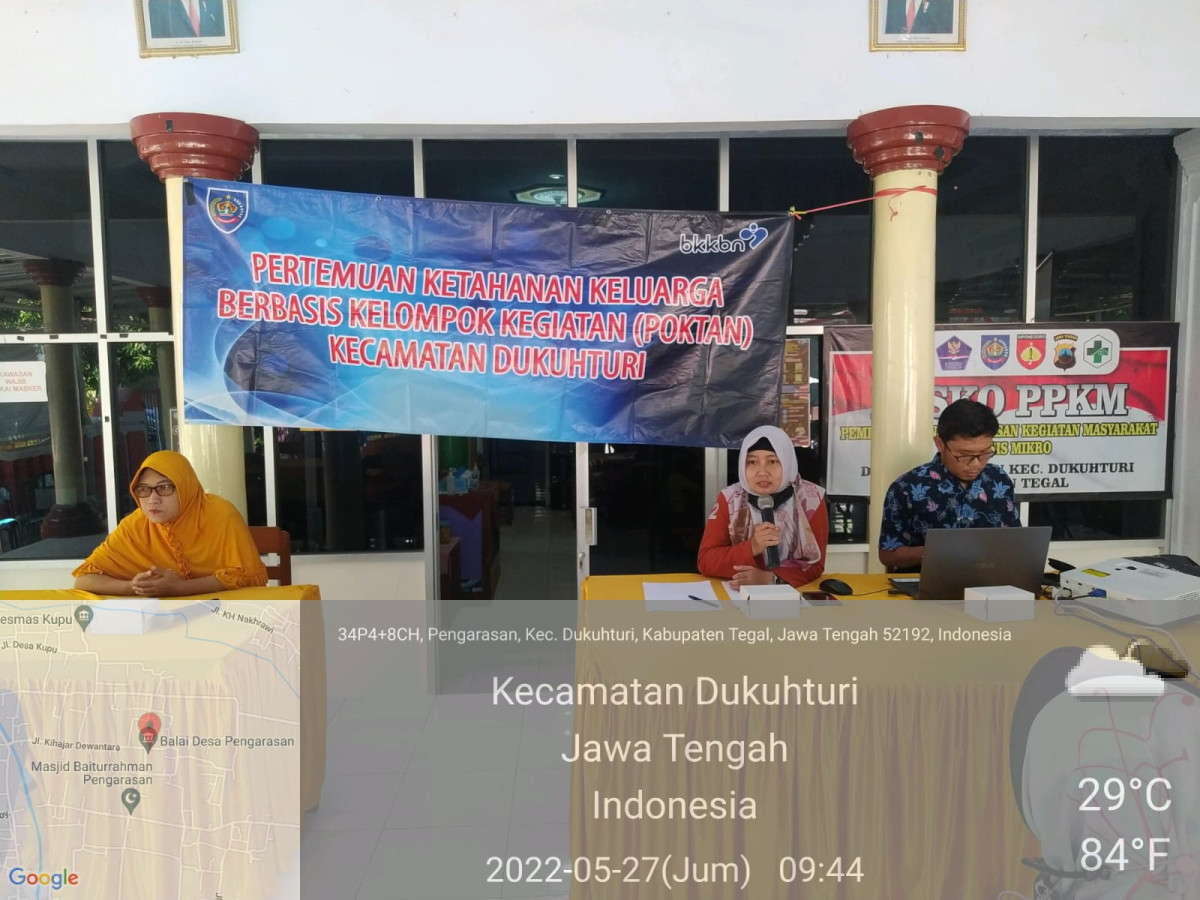 Penyuluh KB memberikan arahan mengenai penyusunan RKM