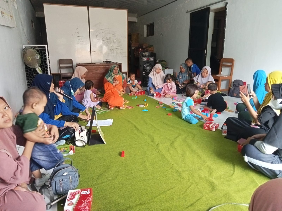 Ibu-ibu mendengarkan penjelasan materi dengan antusias , anak-anak asyik bermain APE