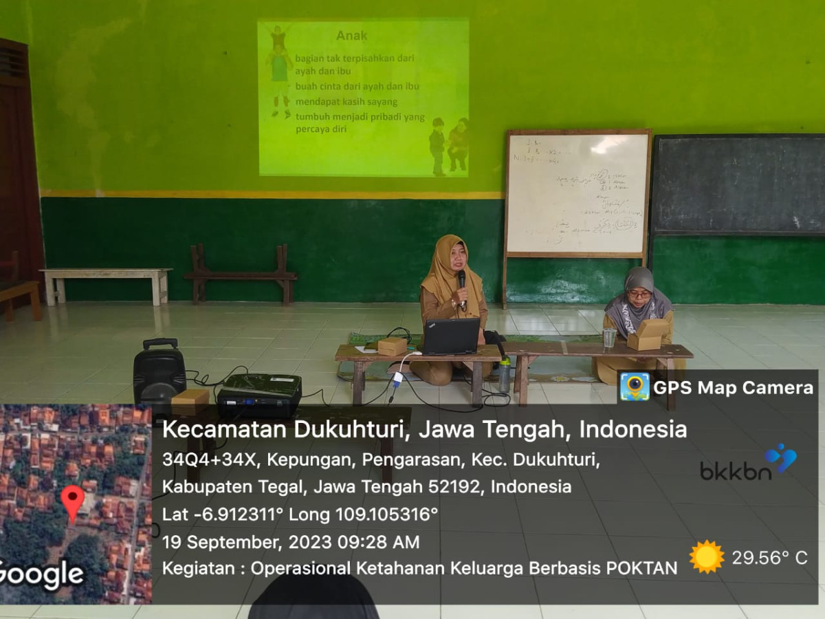 Penyampaian materi oleh Penyuluh KB Pembina Desa