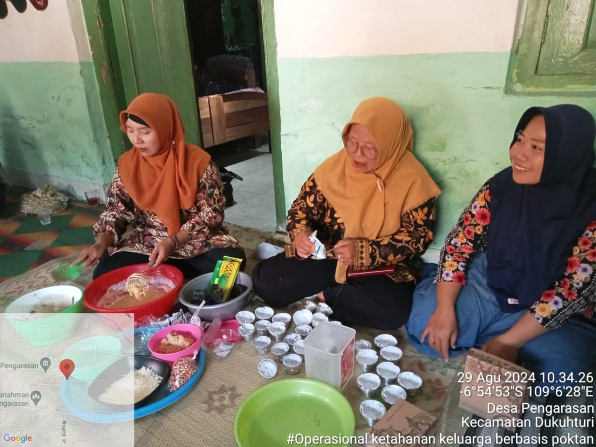 praktik pembuatan makanan tambahan brownis tempe oleh kader Dashat