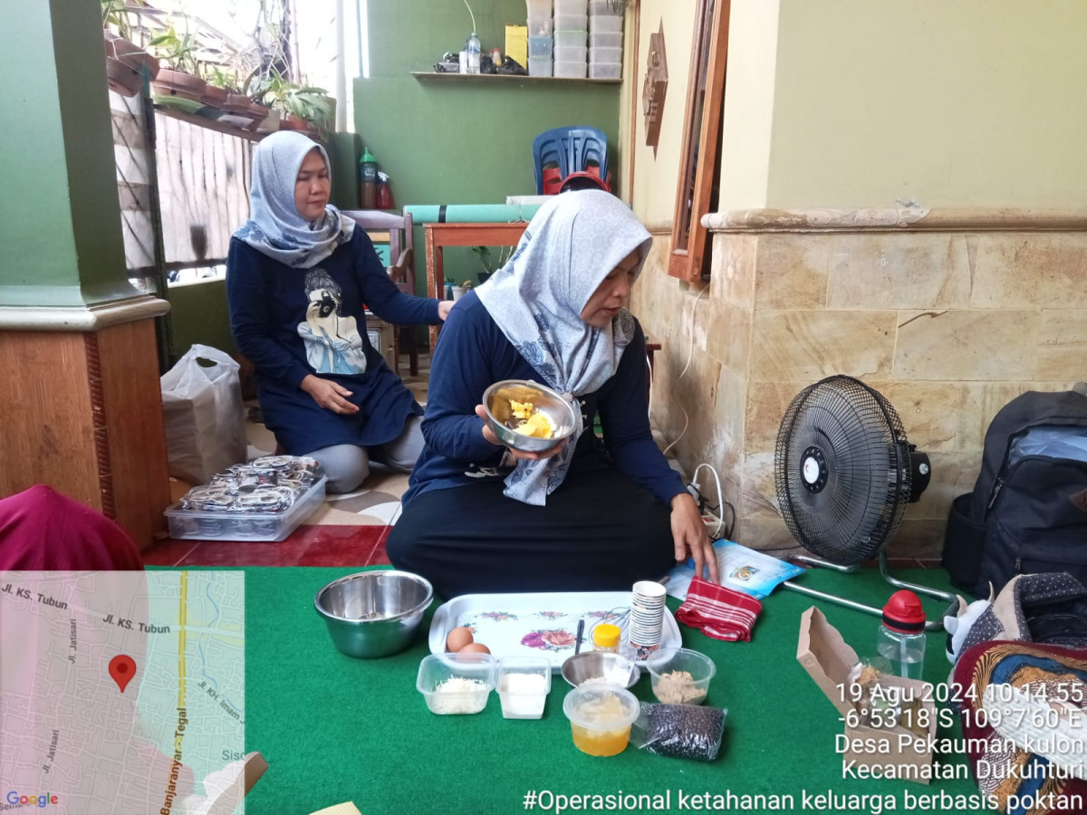 praktik pembuatan makanan tambahan brownis tempe oleh kader Dashat