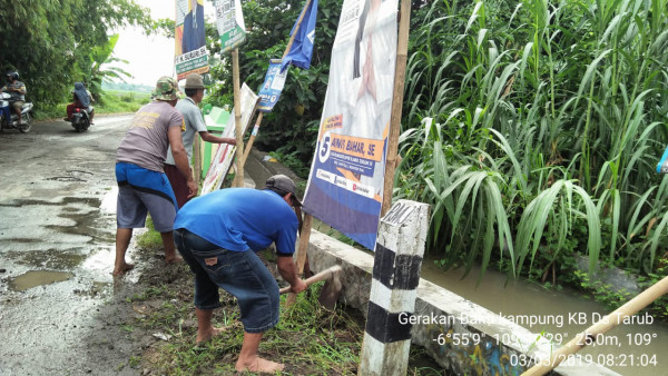 Membersihkan sekitar sungai