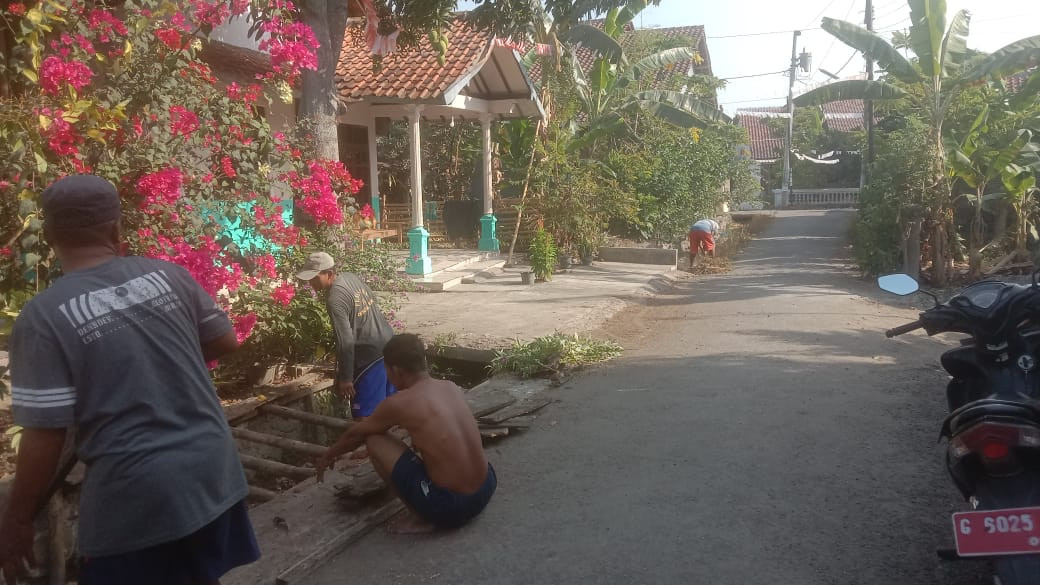 masyarakat melakukan kegiatan kerja bakti