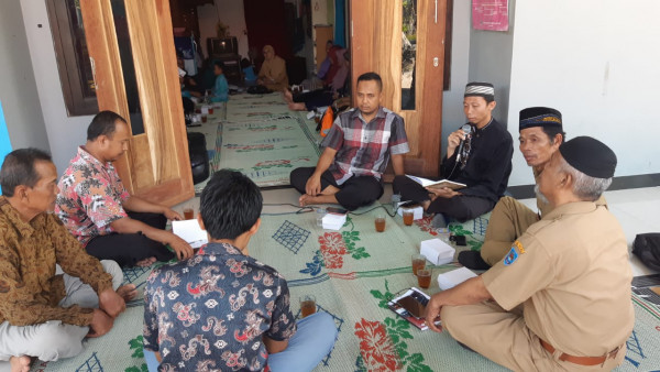 kepala sekolah SDIT sedang memberikan materi