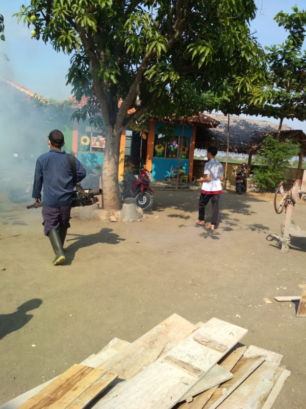 SD IT Cahaya Umat Desa Bongkok mendapat giliran di fogging agar terbebas dari nyamuk