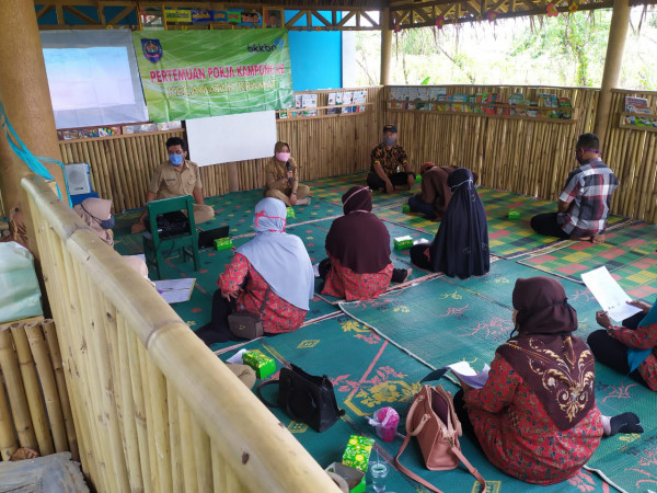 Penyuluh KB menyampaikan hasil evaluasi klasifikasi kampung KB