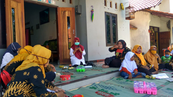 Kepala Puskesmas melakukan sosialisasi pencegahan covid kepada kader kesehatan Desa bongkok