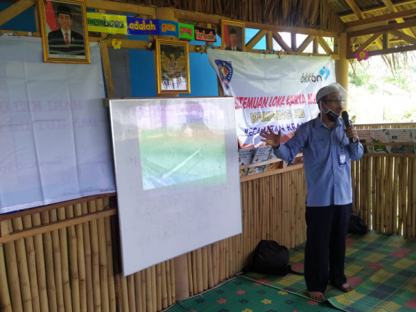 Penyuluh perikanan sedang memberikan materi tentang budidaya ikan lele