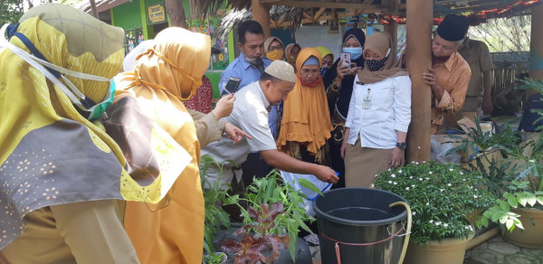 Praktek membuat budikdamber dengan bimbingan penyuluh perikanan