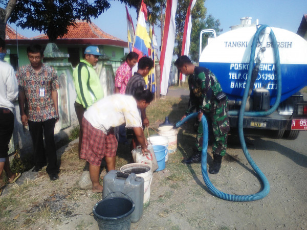 Kegiatan sosial bantuan air bersih dan donor darah