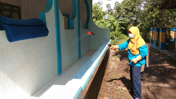 Penyemprotan dilakukan oleh salah satu kader di tempat umum dan ibadah