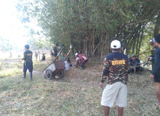 Banser berpartisipasi dalam kerja bakti