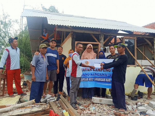 Penyerah Bantuan Kepada Rumah Korban Longsor Larangan Timur