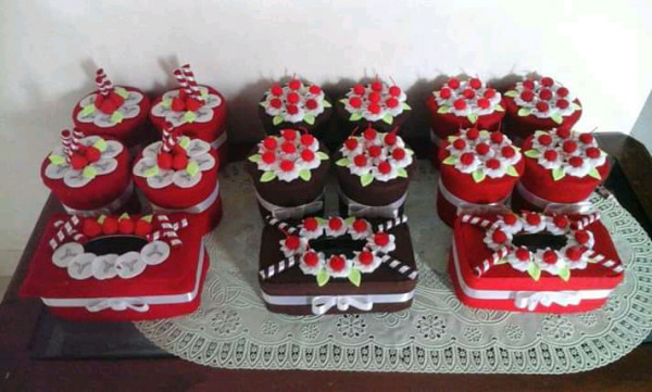 Aneka toples dan tempat tisu hias