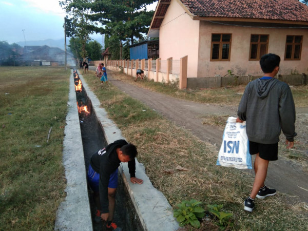 Kerja Bakti setiap hari minggu oleh PIK R dan Karang Taruna Kampung KB Dukuh Limbangan Desa Buara 