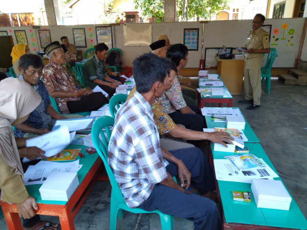 Pemateri sedang menjelaskan tentang Program KKBPK