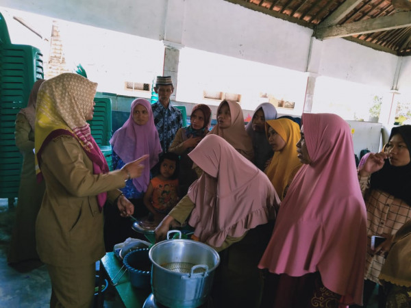 Penyuluh pertanian menjelaskan cara pembuatan sirup mangga